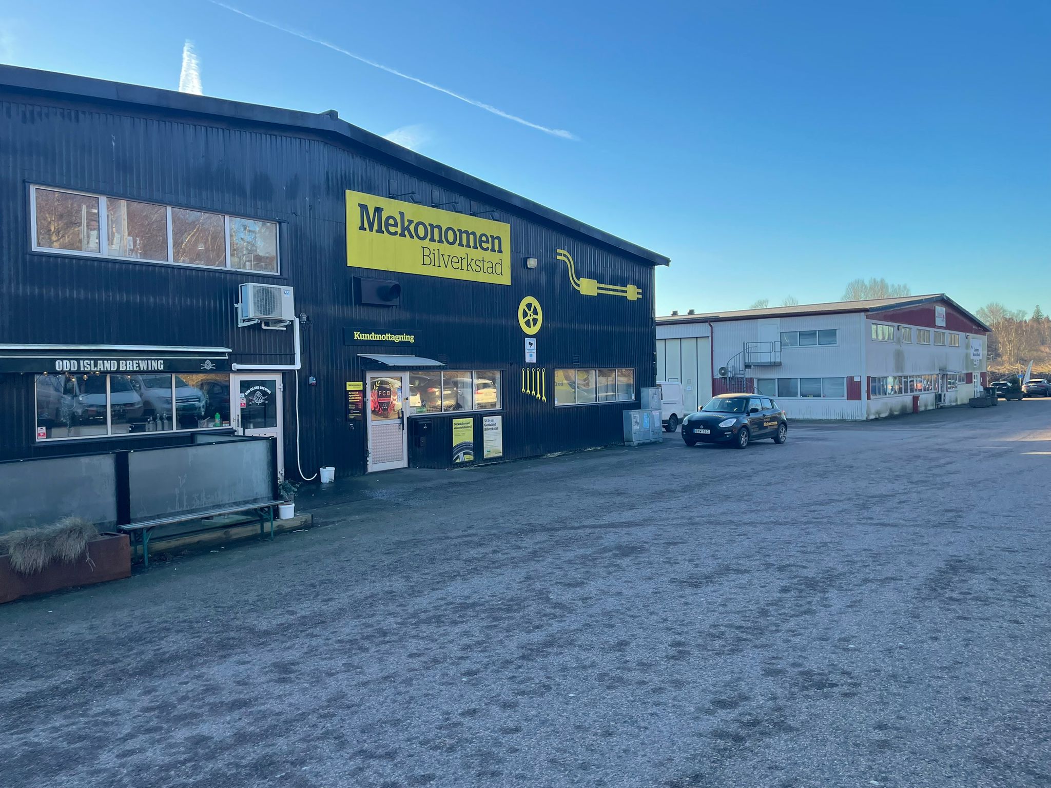 Fasaden på Mekonomen Bilverkstad i Västerås